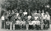 Klára Jirásková (čtvrtá zleva ve spodní řadě) ve čtvrté třídě základní školy, Praha, 1976/1977