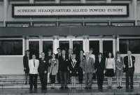 Klára Jirásková (třetí zprava) při návštěvě NATO v Bruselu v rámci programu Wilton Park