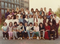 Klára Jirásková (pátá zprava ve třetí řadě) jako studentka Gymnázia Na Vítězné pláni, Praha, 1984/1985
