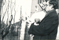 Klára Jirásková s otcem Oldřichem Novotným, Praha-Strašnice, asi 1969