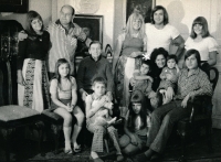 Rodina Kaplanova, Jáchym Kaplan označen hvězdičkou na klíně matky Marie Kaplanové, 1975