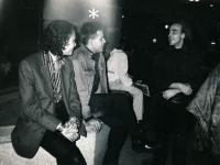 Jáchym Kaplan (uprostřed označen hvězdičkou) s Davidem Kabzanem (vlevo), kapela Rány těla 1990