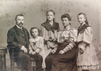 Rodinná fotografie - pradědeček Václav Koula s manželkou a dcerami, zleva Božena, Libuše a Anna, počátek 20. století