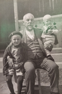 Pradědeček Václav Koula uprostřed, vlevo vnučka Libuše (pamětníkova teta) a vpravo pamětníkův otec Jaromír Horák