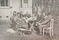 Letní sídlo rodiny Koulovy v Řevničově, u stolu sedí celá rodina s prarodiči v čele, zcela vpravo brigádní generál Josef Kohoutek, konec 20. let dvacátého století
