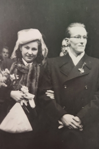 Otec Jaromír Horák se svou první ženou Helenou, svatební fotografie, r. 1945
