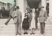 Prarodiče pamětníka, teta Libuše a otec Jaromír Horák, těsně před emigrací, rok 1948, Karlovy Vary