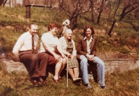 Jan-Christopher Horak (vpravo) při návstěvě rodiny v Československu, vedle něj babička Božena, začátek 70. let