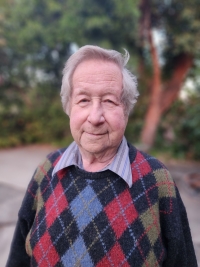 Petr Vogel na své zahradě, Pasadena, listopad 2024