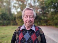 Petr Vogel na zahradě u svého domu v Pasadeně, listopad 2024