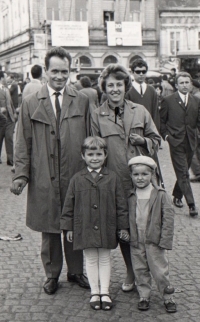 Jana Karpíšková s manželem a dětmi na mělnickém vinobraní