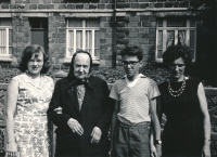 Na návštěvě v Sallaumines v roce 1966 (zleva Anna, její babička, mladší bratr a teta Mia)