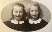 Ludmila se svou mladší sestrou Marií (vpravo)