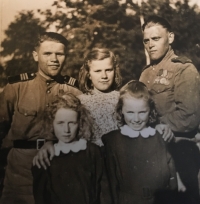 Ludmila (vlevo) s ruskými vojáky v roce 1945 ve Frýdštejně