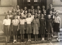 Ludmila Věříšová, rozená Matoušová, v kvartě gymnázia v Turnově v roce 1945, stojí v první řadě druhá zprava