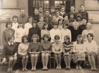 Ludmila Věříšová, rozená Matoušová, na třídní fotografii Střední všeobecně vzdělávací školy v Turnově v roce 1965, stojí ve třetí řadě první zleva