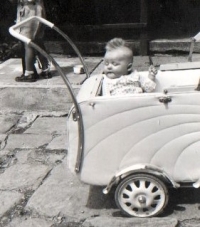 Jana Karpíšková v kočárku (1939) 