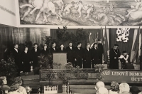 Promoce na přírodovědecké fakultě v Brně v roce 1957. Ludmila Věříšová, rozená Matoušová, stojí v řadě druhá zleva