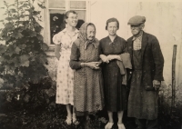 Ludmila Věříšová, rozená Matoušová, s maminkou Marií a jejími rodiči Marií a Josefem Koškovými