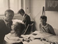 Ludmila Věříšová, rozená Matoušová, ve škole, první zprava