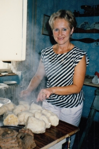 Alena Groulíková při přípravě rodinného oběda, rok 1973