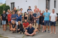 Alena Groulíková (čtvrtá zleva) s celou rodinou, rok 2021