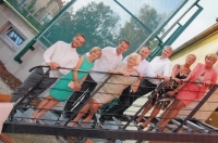 Alena Groulíková se svými sedmi dětmi, čtvrtá zleva, 2012