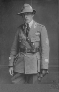 Otec pamětnice, legionář Bohdan Kasper, fotografie z ateliéru Langhans