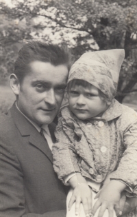 Naděžda Gutzerová s otcem Rudolfem Gutzerem na Slavnostech květu ve Valeči v Čechách v květnu 1968