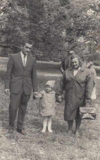 Pamětnice s otcem Rudolfem Gutzerem a babičkou Marií Gutzerovou v květnu 1968