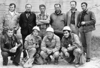 Osvald Hons (druhý zleva ve spodní řadě) s horníky v uranových dolech. Skupina, která si říkala ministrovci, 1974