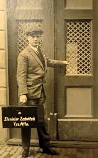 Otec pamětníka Stanislav Zedníček, narozen 7. října 1904 ve Vysokém Mýtě. Na fotografii při odchodu na vojnu