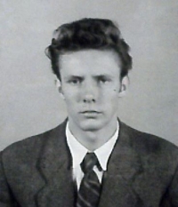 Jiří Syrový, nar. 9. 3. 1933 ve Vysokém Mýtě. Foto z roku 1952. Člen protikomunistické odbojové skupiny Jánošík pod vedením Ladislava Samšeňáka (zdroj: sbírka Správa vyšetřování StB - vyšetřovací spis
arch. č. V-1162 HK)