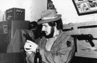 V neoficiální klubovně  sběratelů historických zbraní, 80. léta 20. stol.