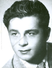 Ladislav Samšeňák, narozen 11. 8. 1932, vedoucí protikomunistické odbojové skupiny Jánošík. Před zatčením se mu podařilo uprchnout do západního Německa a později do USA (zdroj: Fond Ústředna Státní bezpečnosti (305) - sign. 305-869-2, str. 329)