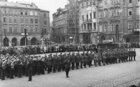 Předávání Válečných křížů in memoriam pozůstalým na Staroměstském náměstí 1945 