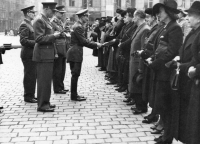 Předávání Válečných křížů in memoriam pozůstalým na Staroměstském náměstí 1945 (Tereza Kasprová druhá zprava)