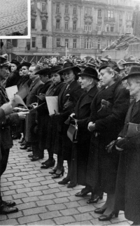 Předávání Válečných křížů in memoriam pozůstalým na Staroměstském náměstí 1945 (Tereza Kasprová uprostřed)