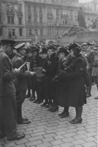 Předávání Válečných křížů in memoriam pozůstalým na Staroměstském náměstí 1945 (Tereza Kasprová v řadě pátá zprava)