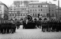 Předávání Válečných křížů in memoriam pozůstalým na Staroměstském náměstí 1945
