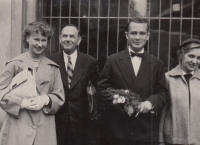 Promoce Karla Groulíka, rodiče a Alena Groulíková vlevo, rok 1957