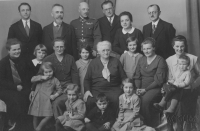 Bohdan Kasper (horní řada třetí zleva) se svou rodinou