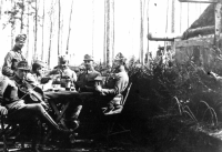 Bohdan Kasper (sedící zcela vlevo) se svou vojenskou osádkou