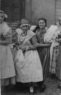 Tereza Kasprová (druhá zprava) v lidovém kroji