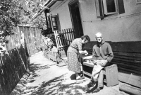 Rodiče pamětnice před jejím rodným domem
