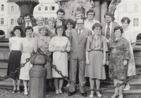 Absolventi pedagogické fakulty v Českých Budějovicích s prof. Antonínem Janouškem, horní řada, druhý zleva, 90. léta 20. stol.