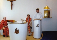 S Mons. Josefem Kavalem při svěcení kaple (Jan vpravo), 2008