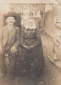 Otec Jana Bartušky se svými rodiči a prarodiči, 1923