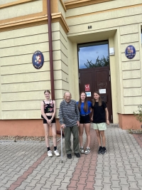 Jaroslav Jeřábek s týmem žákyň během nahrávání pro projekt Příběhy našich sousedů, 2024