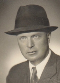 Otec pamětníka Stanislav Zedníček těsně před nástupem do kriminálu po vykonstruovaném politickém procesu v roce 1950